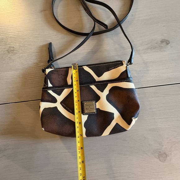 Dooney & Bourke Giraffe Print Crossbody Bag 9"x7" - Picture 4 of 9
